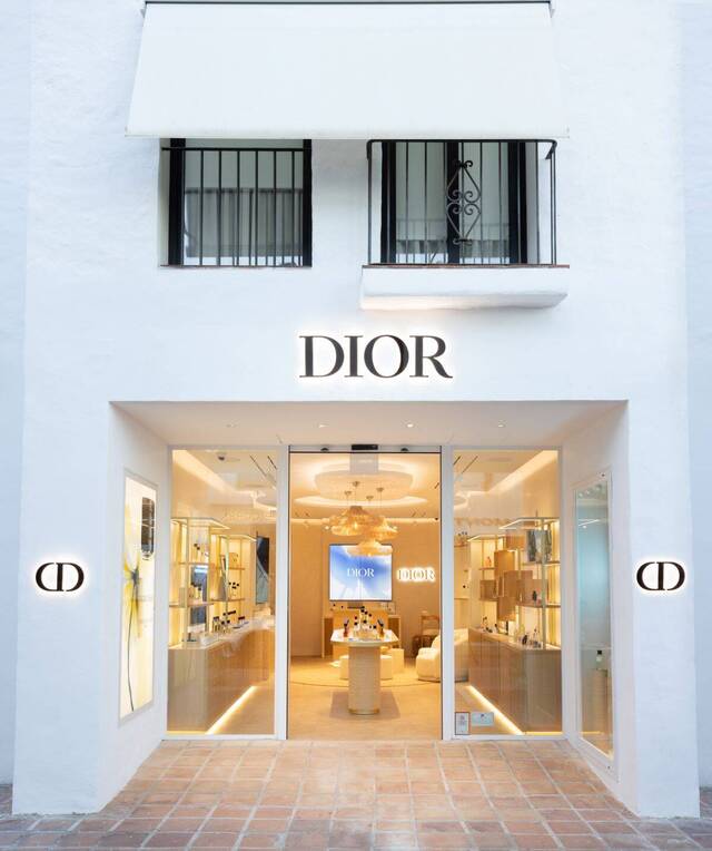 Imagen:.Fachada de la boutique de Dior destinada a perfumería en Puerto Banús, Marbella. Cortesía de la firma.