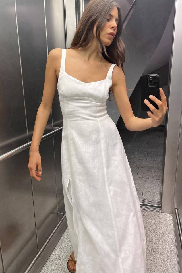 Vestido blanco de Zara con el que seguir luciendo bronceado en la oficina