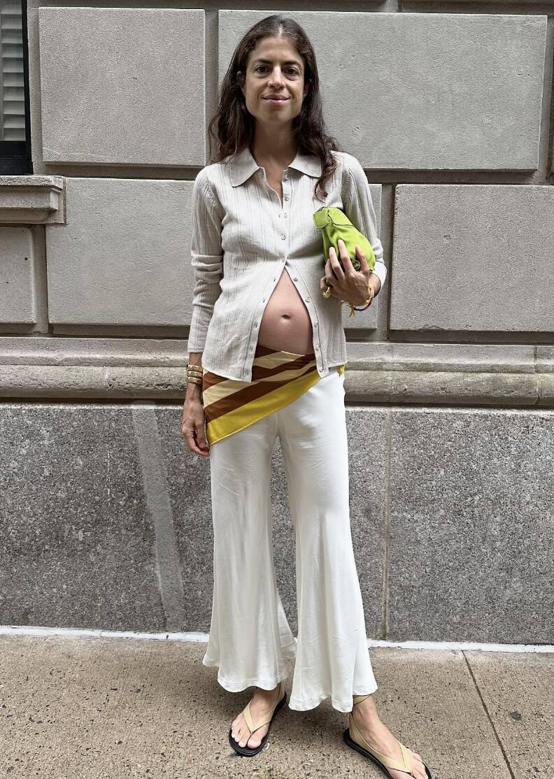 Leandra Medine con un pañuelo atado a la cintura