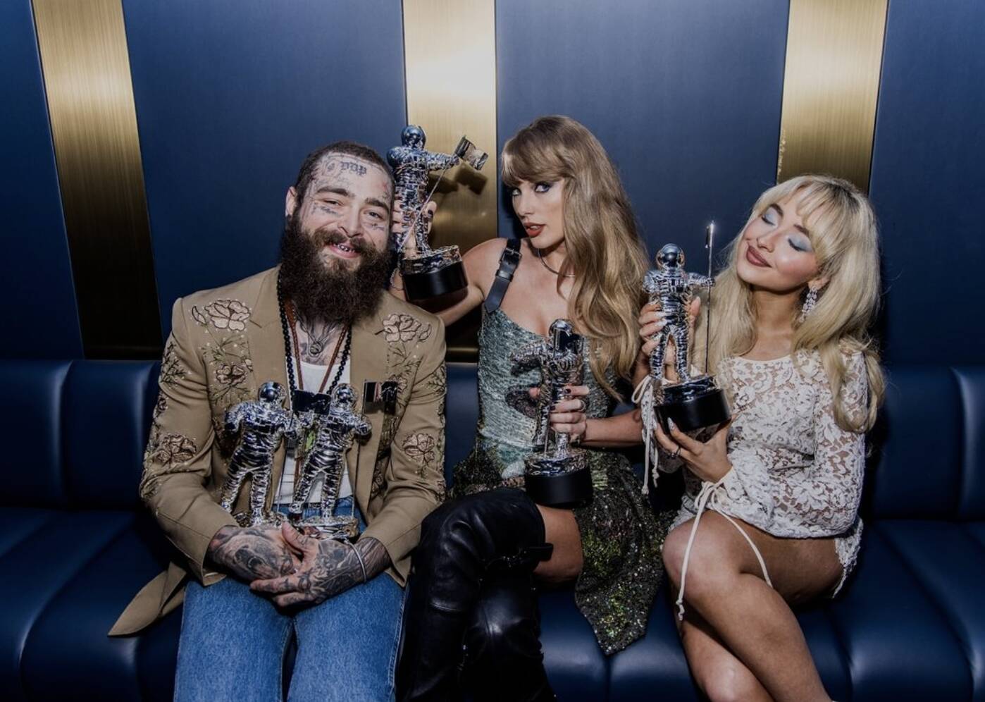 Post Malone, Taylor Swift y Sabrina Carpenter con sus respectivos premios durante la noche de los VMAs 2024 ©MTV