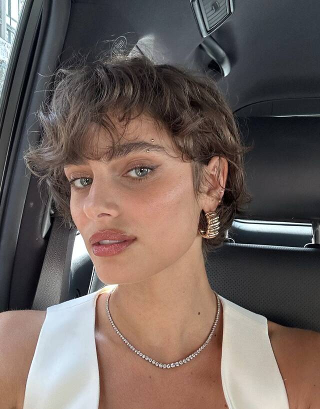 Taylor Hill y su corte pixie, tendencia este otoño 2024