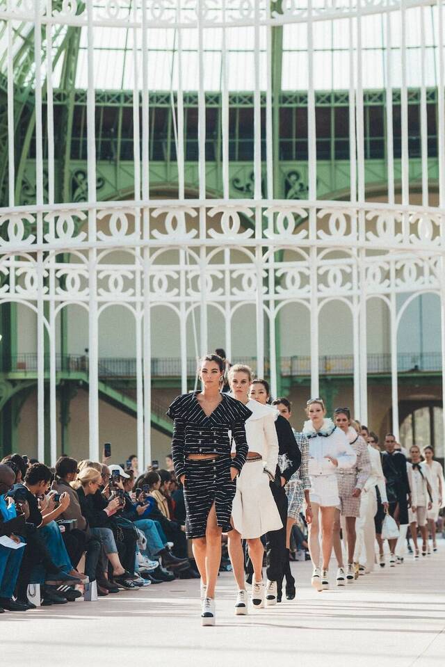 Imagen del final del desfile SS25 de Chanel