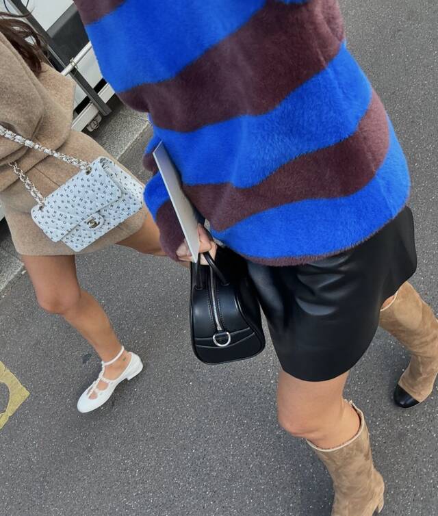 Las hermanas Cuesta paseando por las calles de París. Imagen: Instagram @luciacuesta_