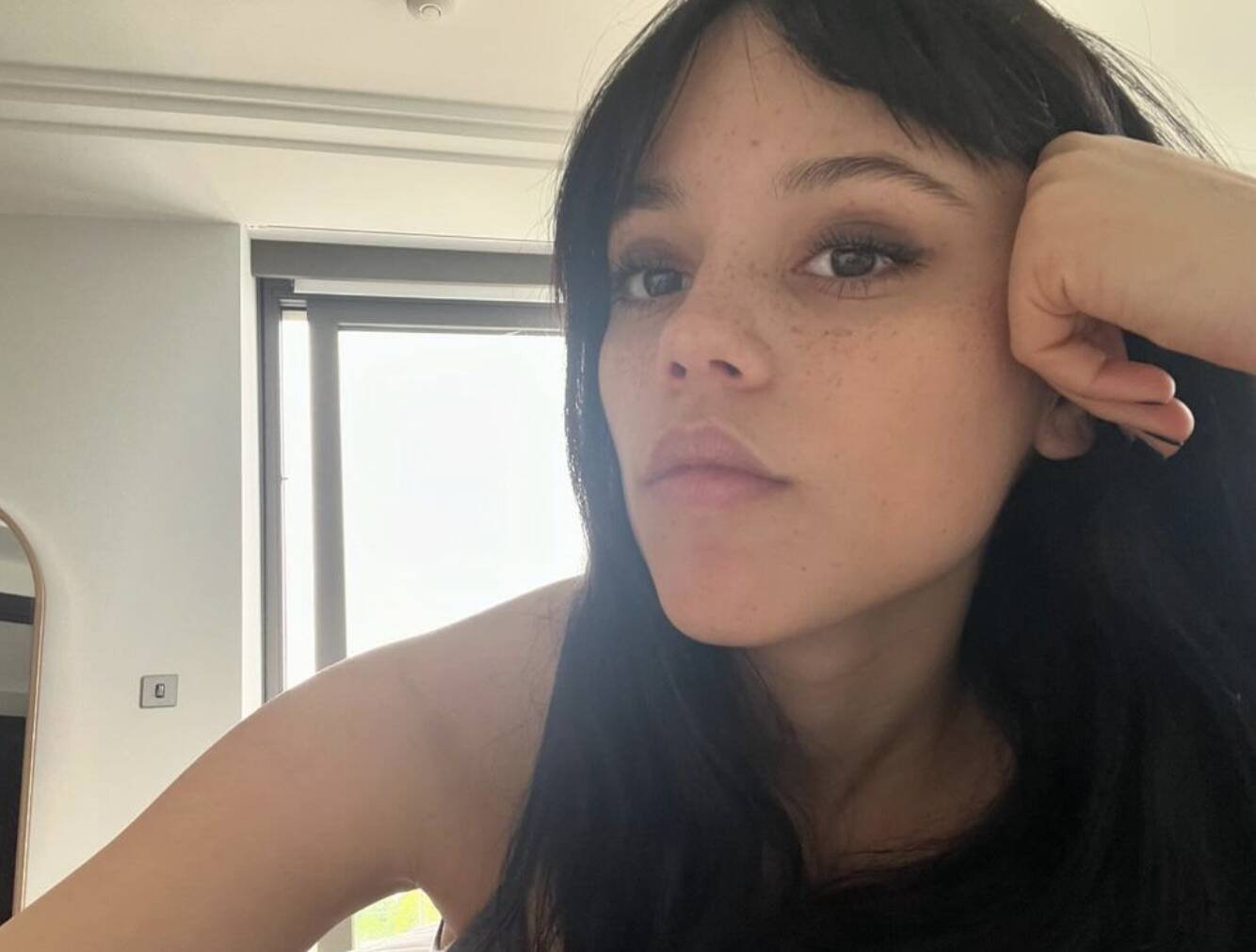 Cómo conseguir el «cool toned makeup». Imagen: Instagram @jennaortega
