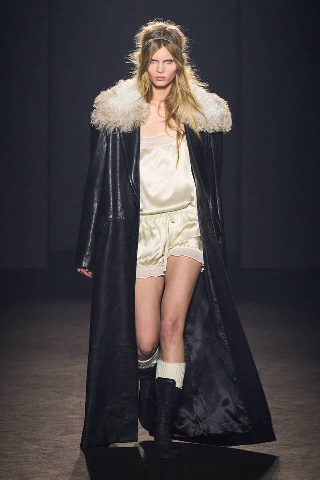 La modelo Ida Heiner durante el desfile FW24 de Ann Demeulemeester. Imagen: Cortesía de la firma