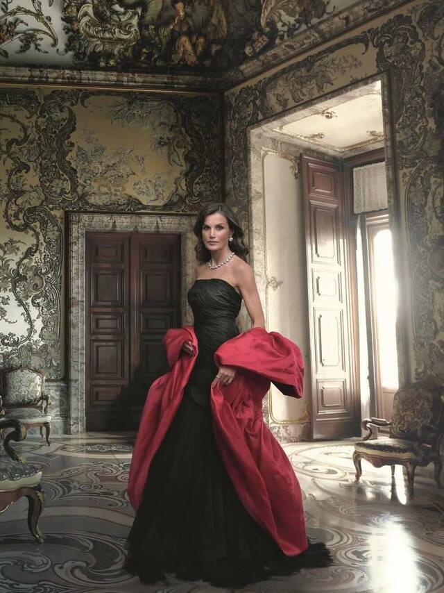 La reina Letizia fotografiada por Annie Leibovitz y con dos piezas históricas firmadas por Balenciaga. Imagen: Cortesía de Banco de España