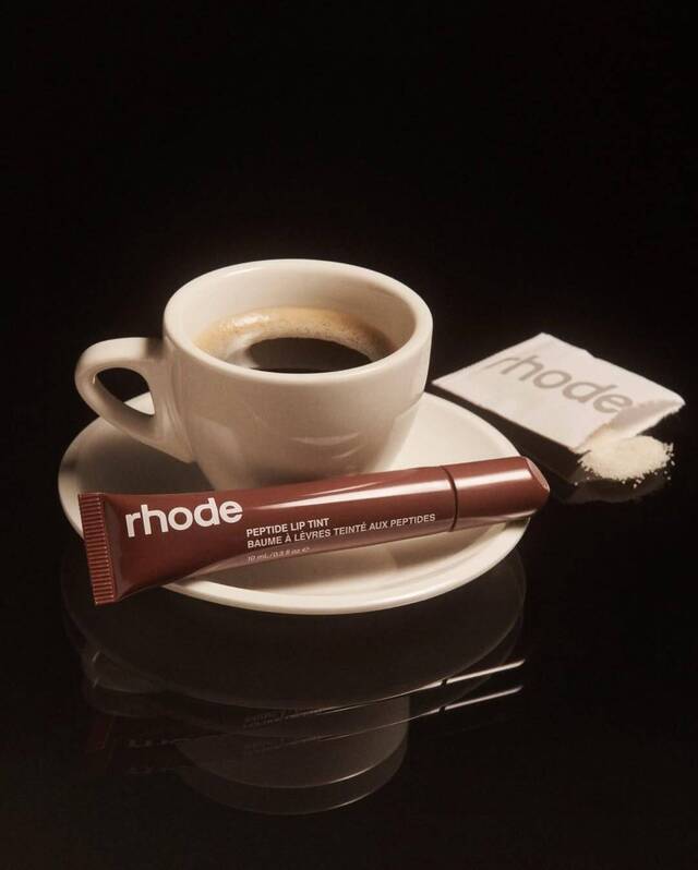 Imagen de campaña del lanzamiento de Espresso Lip Tint de Rhode. Imagen: Cortesía de la firma.