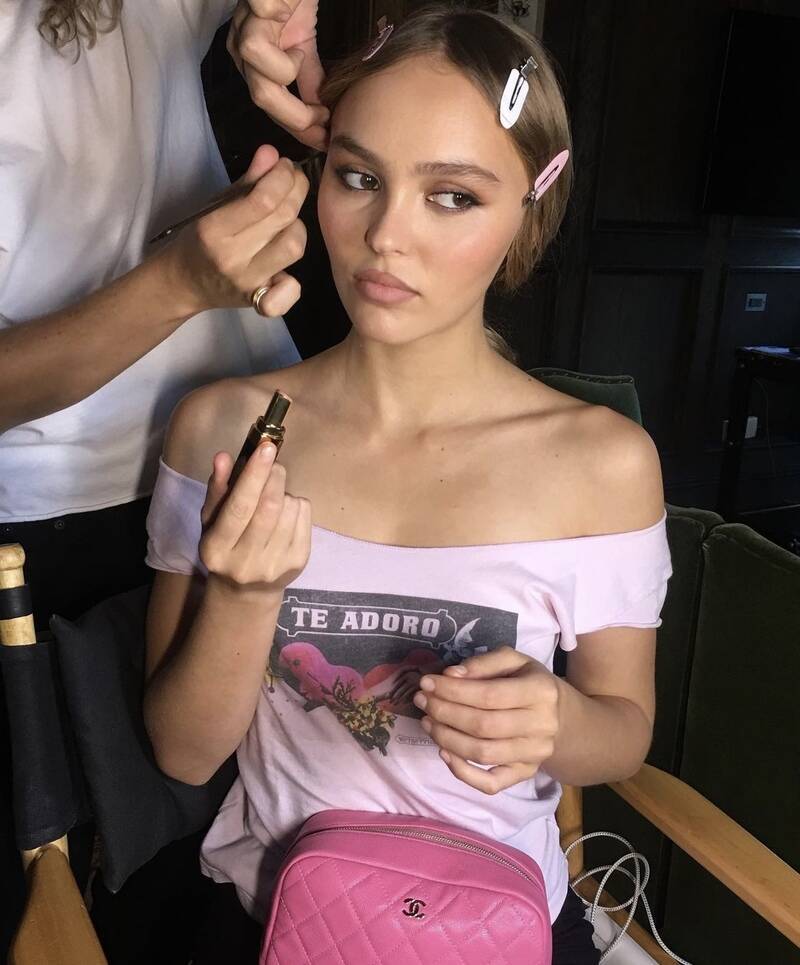 Lily-Rose Depp con la última tendencia en maquillaje de la temporada. Imagen: Instagram @lilyrose_depp

