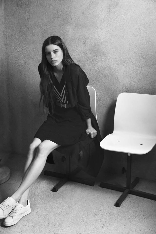 Vestido de Sandro, trench coat the Coss, cinturón de Hermes en Le Swing Vintage & bambas blancas de piel de Rooney shoes.