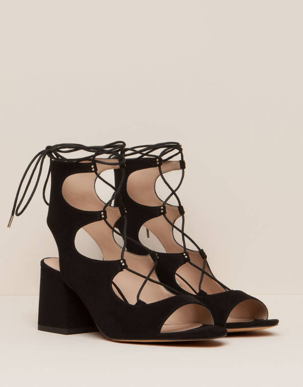10-prendas-de-amancio-ortega-que-tu-armario-necesita-lace-up-flats-pull-and-bear