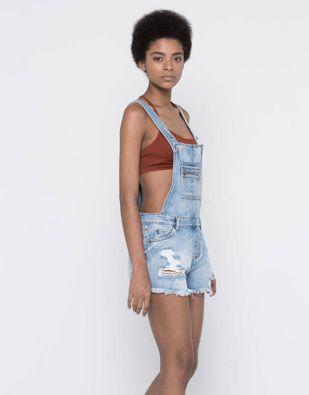 10-prendas-de-amancio-ortega-que-tu-armario-necesita-peto-denim-pull-and-bear