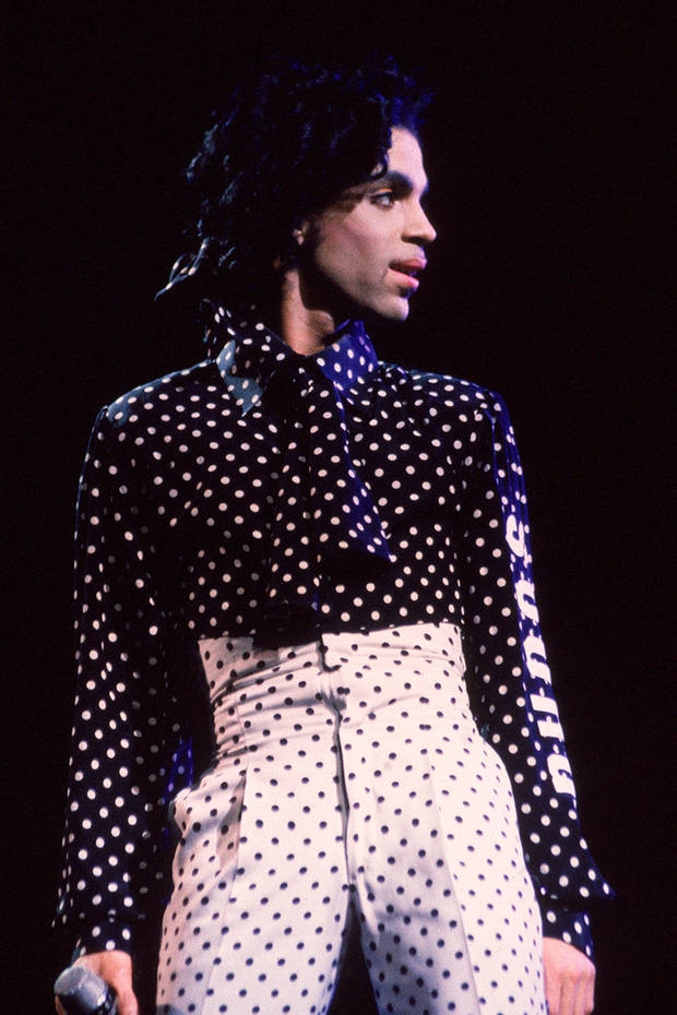 5 looks memorables recordar a prince topos