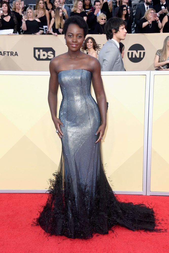 5 looks y 5 momentos top de los SAG AWARDS_Lupita Nyong’o