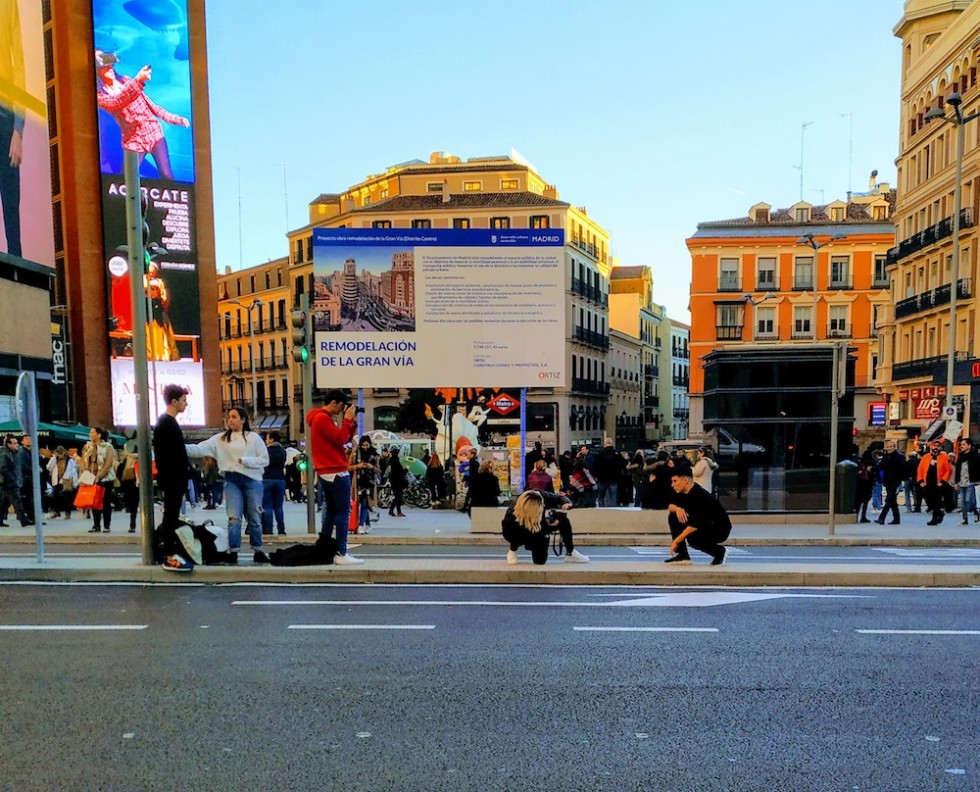 Jovenes_arriesgando_su_vida_por_una_buena_foto_en_Gran_Via_Fuente_Ana_G.Turrion_