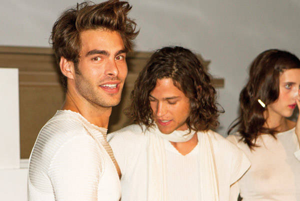    Jon Kortajarena con otras compañeras preparándose para desfilar la colección de Celia Vela.