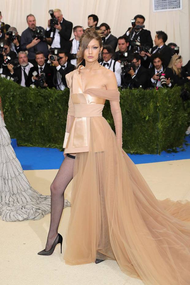 met_gala_2017_Gigi_Hadid_Tommy
