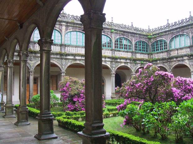noche_en_el_museo_las_mejores_exposiciones_de_espana_para_visitar_a_la_luz_de_la_luna_pazo_de_fonseca