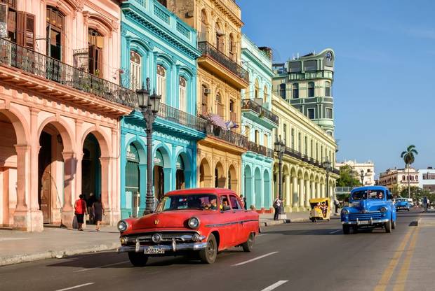 a cuba con equipaje de chanel