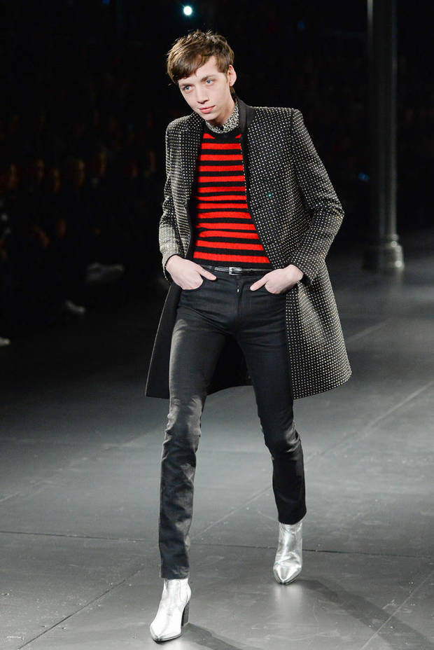 Look perteneciente a la colección otoño-invierno 2016 de Saint Laurent