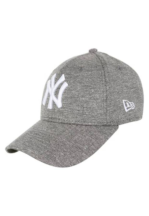 street_style_fashion_weeks_baseball_hat_yankees