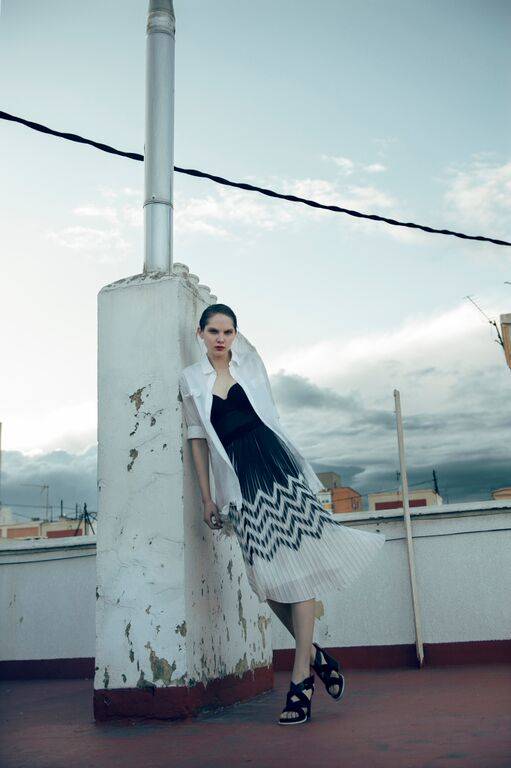 Camisa Maison Martin Margiela, vestido a modo de camiseta Wolford, falda Eyedoll y sandalias Robert                   Clergerie
