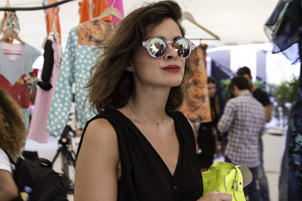Las gafas de espejo se pudieron ver sobre muchos de los rostros de los asistentes.