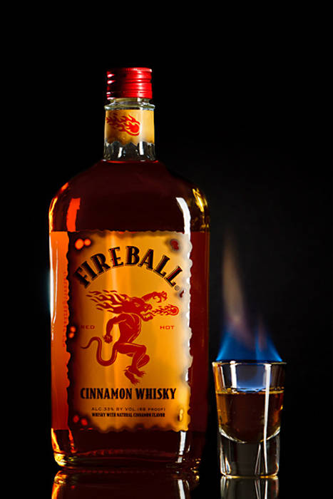 5-razones-por-las-que-el-whisky-sera-tu-copazo-del-verano-bebida-fireball-cinnamon-whisky