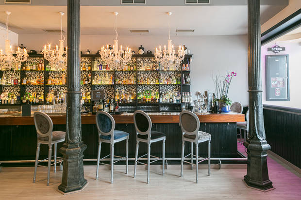 7-coctelerias-imprescindibles-refrescarnos-este-verano-opera-cafe-oviedo