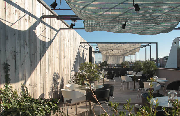 7-terrazas-que-no-pueden-faltar-en-tu-agenda-estival-terraza-hotel-alma-barcelona