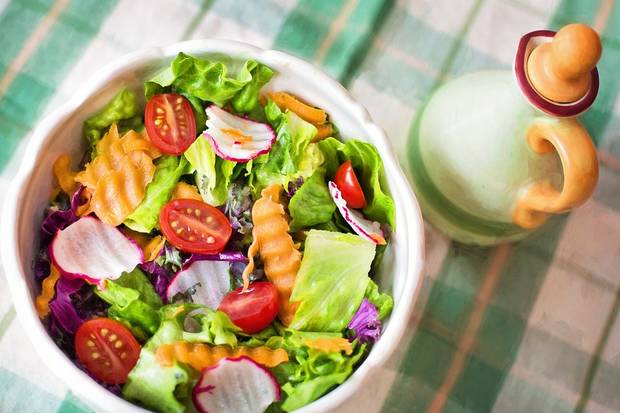 alerta-detox-compensa-excesos-tras-verano-ensalada-verdura