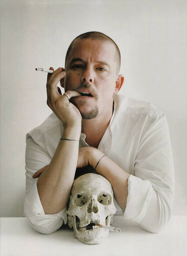 banderas-versace-diseñadores-mcqueen