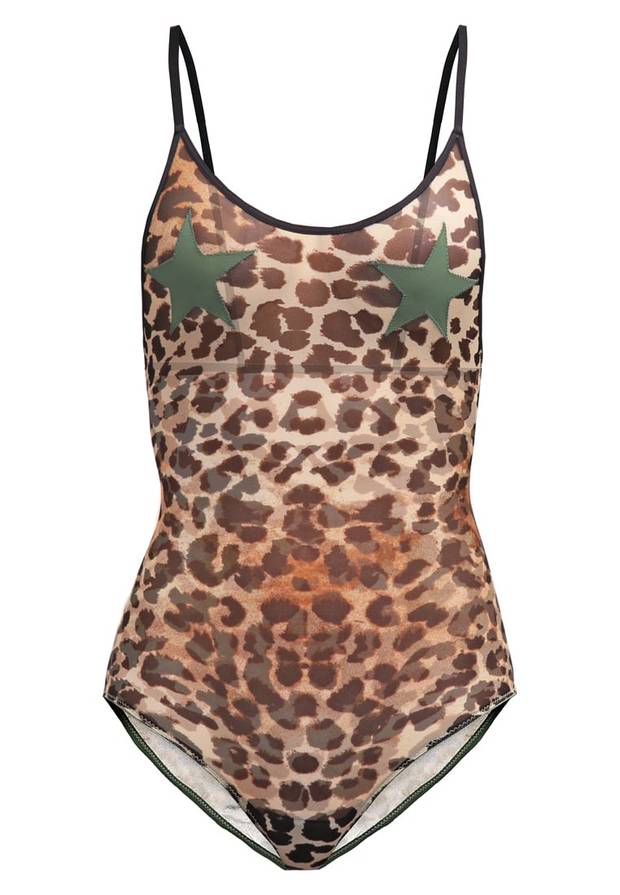 Bodies-en-modo-stripper-ahora-lo-cool-es-enseñar-la-lenceria-lovestories-zalando