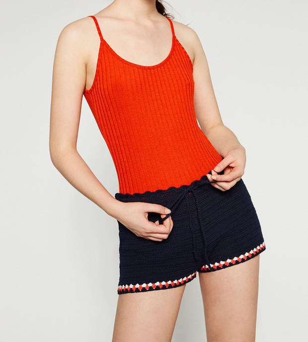 Bodies-en-modo-stripper-ahora-lo-cool-es-enseñar-la-lenceria-zara-rojo
