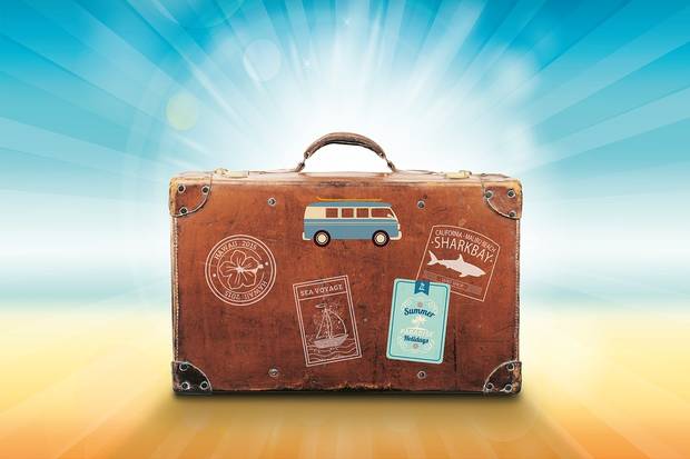 bolsillos-a-cubierto-ahorrar-en-vacaciones-es-posible-trabajo-playa-facturacion-online-equipaje