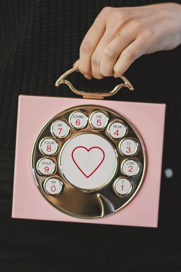 clutchmania-cuando-nada-lo-parece-telephone-clutch