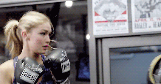 gigi_hadid_acosadores_celebrities