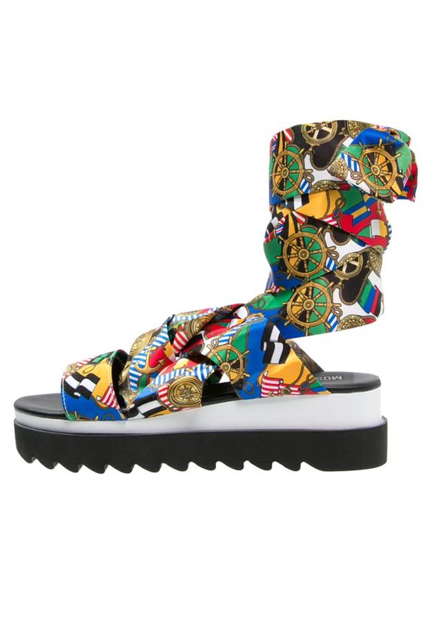 lo-must-glam-las-15-sandalias-fetiche-este-verano-love-moschino