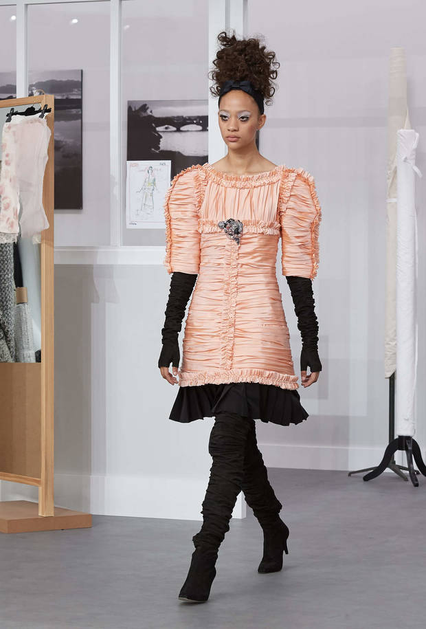 los-mejores-looks-la-semana-la-alta-costura-paris-oi-2016-17-chanel-plisados