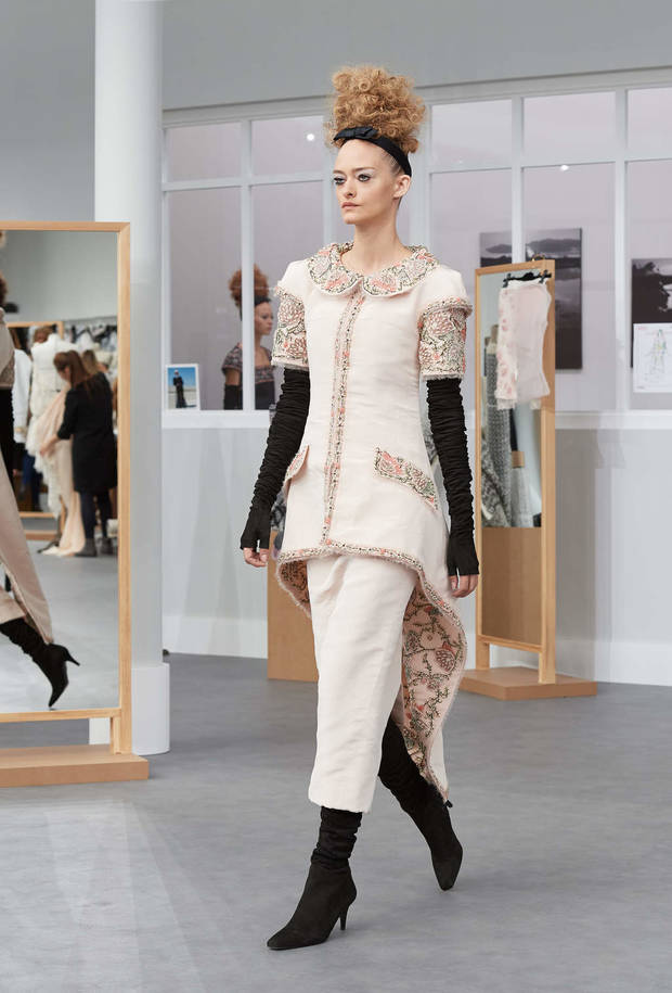 los-mejores-looks-la-semana-la-alta-costura-paris-oi-2016-17-chanel-tweed-reinventado