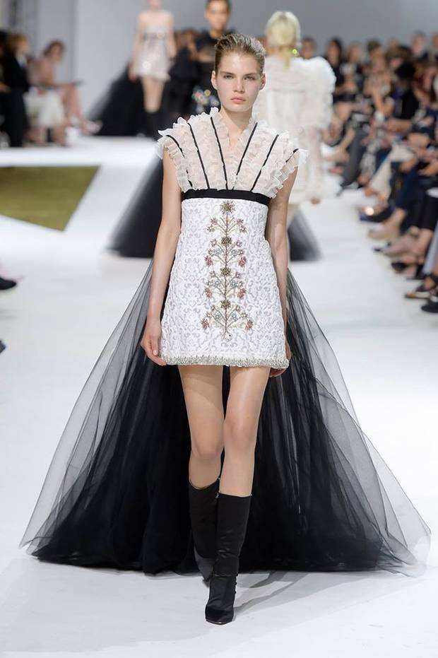 los-mejores-looks-la-semana-la-alta-costura-paris-oi-2016-17-giambattista-valli-romanticismo-minivestido-tul