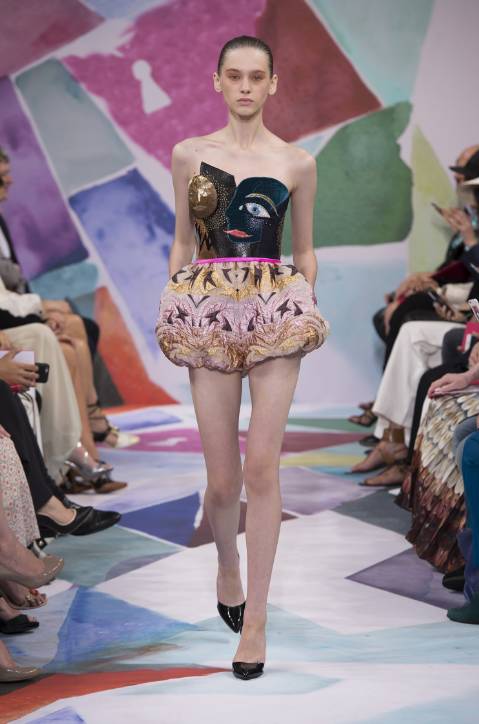 los-mejores-looks-la-semana-la-alta-costura-paris-oi-2016-17-schiaparelli-surrealismo-circo