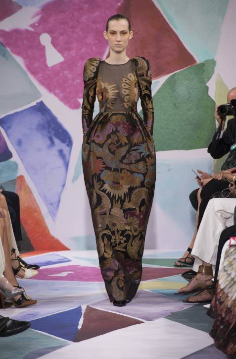los-mejores-looks-la-semana-la-alta-costura-paris-oi-2016-17-schiaparelli-surrealismo