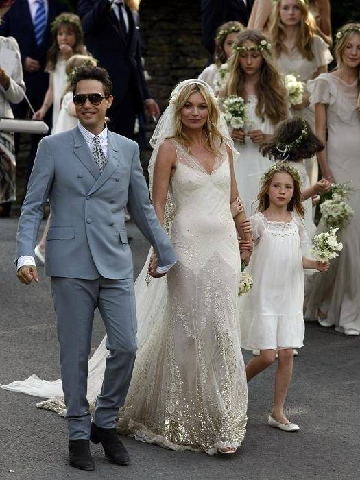 los-vestidos-blancos-de-las-celebrities-retrospeccion-kate-moss-galliano