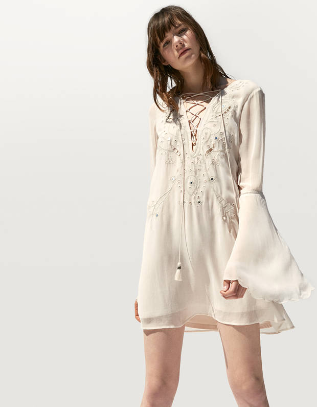 Los_vestidos_blancos_son_para_el_verano_bershka