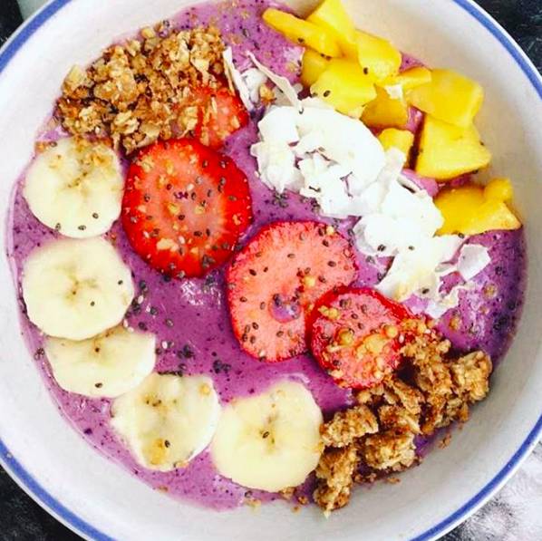 rainbowl_frutos-rojos_platano_mango