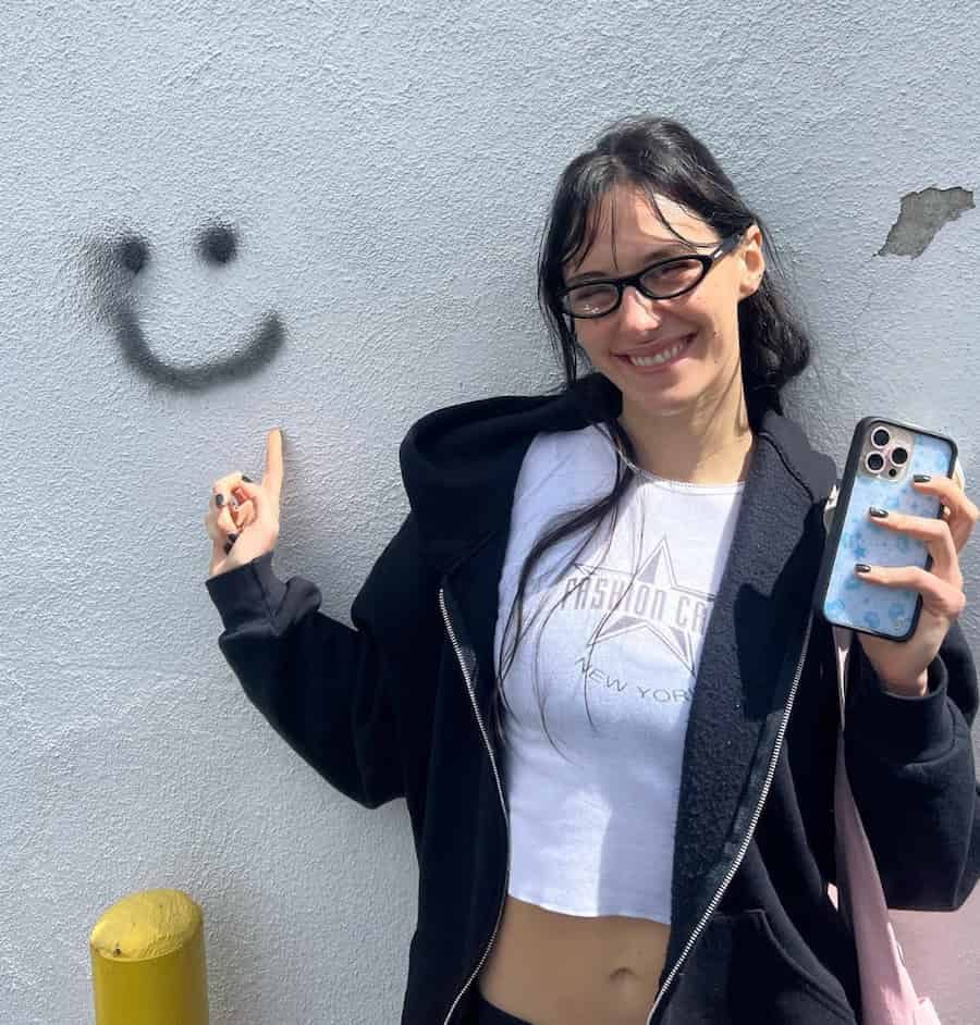 La modelo Devon Lee Carson con gafas geek