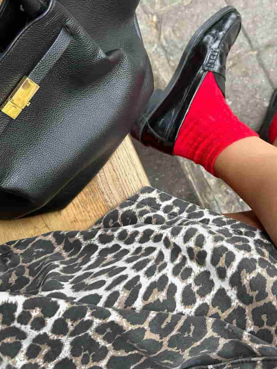 Combina rojo y estampado de leopardo