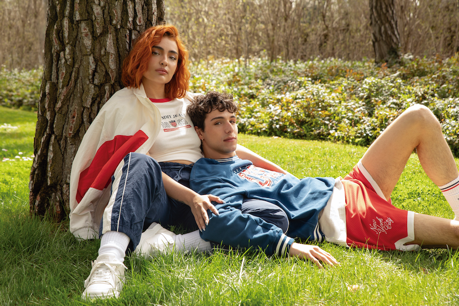 Violeta H&oacute;dar y &Aacute;lvaro Mayo con total looks de Tommy Jeans