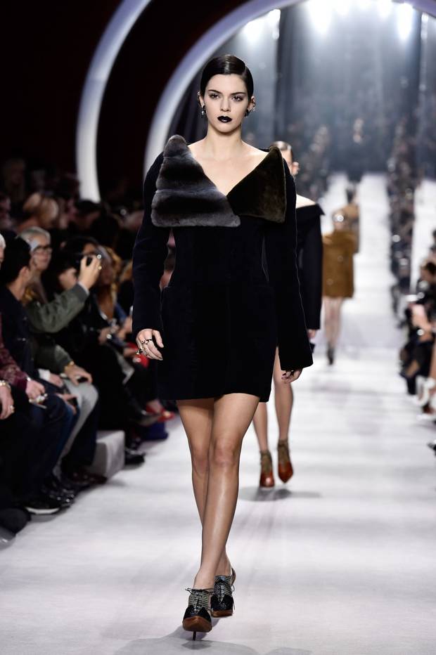 vs Kendal Jenner desfilando
