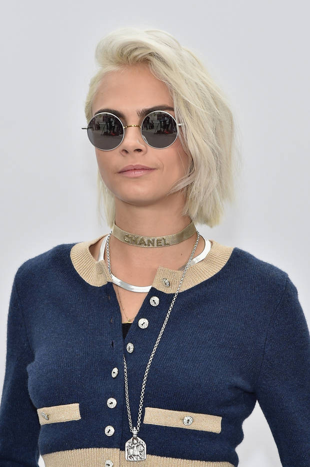 La modelo y actriz Cara Delevingne luciendo el corte de pelo de la temporada